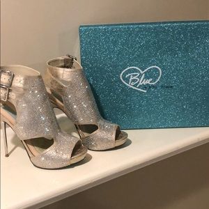 Betsey Johnson Blue - Crepe in Champagne